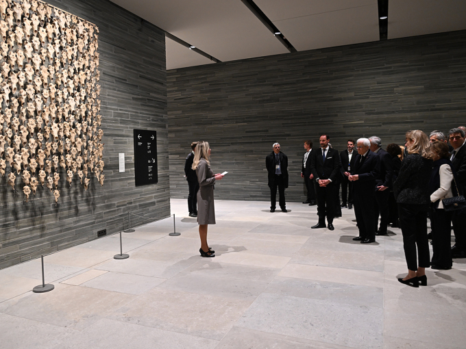 The guests were given an introduction to the artwork “Pile o´Sápmi” by the Sami artist Máret Ánne Sara in the vestibule of the National Museum. Photo: Sven Gj. Gjeruldsen, The Royal Court